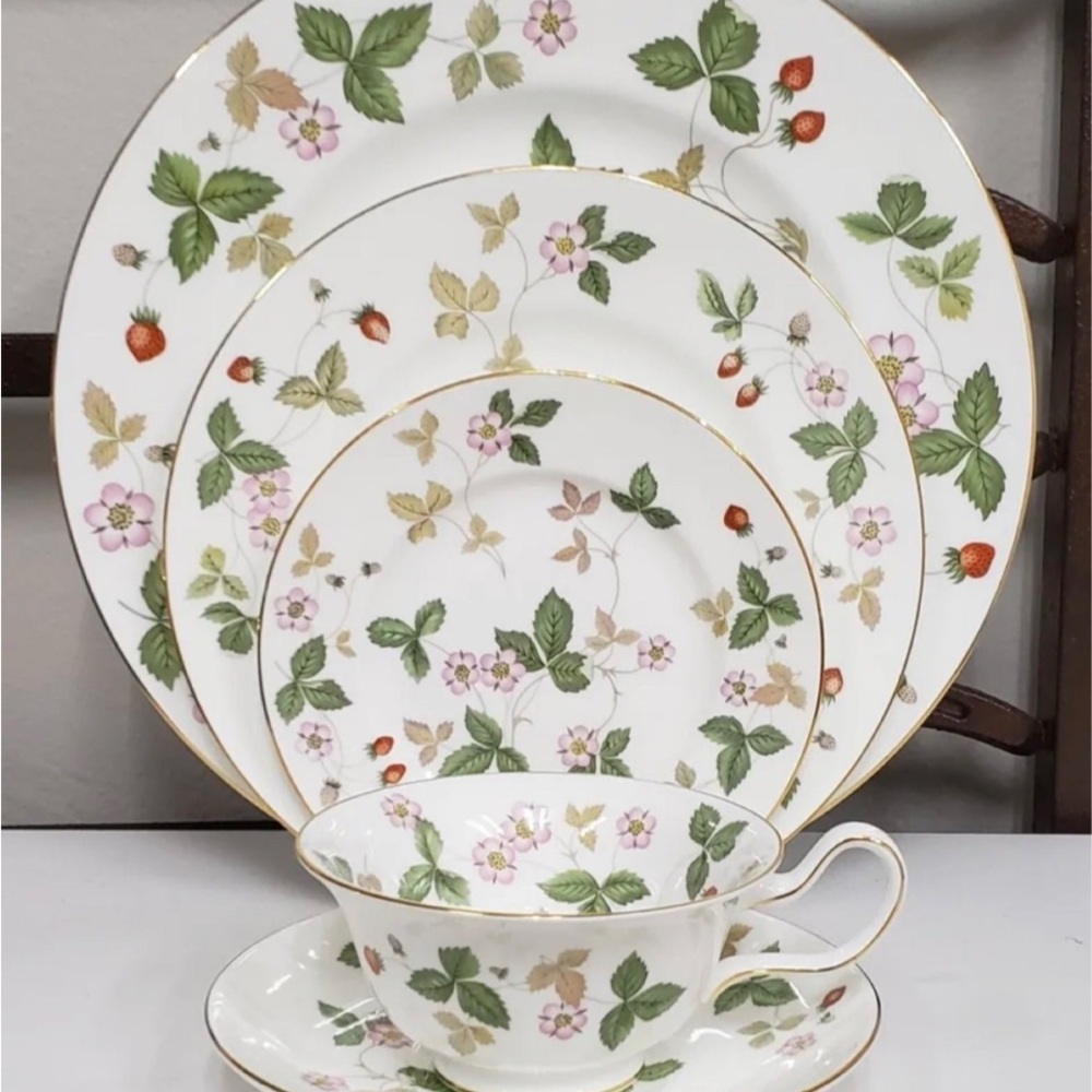 Wedgwood Wild Strawberry Dinnerware Set with Gold Trim Fine Bone China